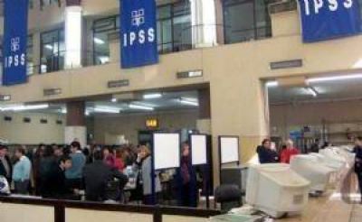 Protestaron en la puerta del Subsidio de Salud por el plus