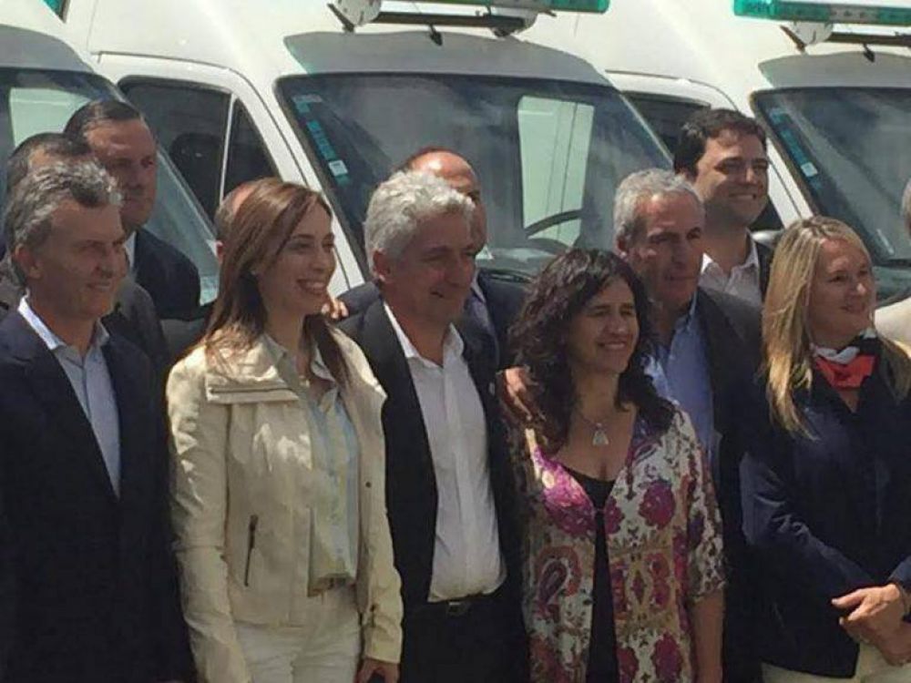 Antonijevic junto a Macri y Vidal en la entrega de ambulancias a la provincia
