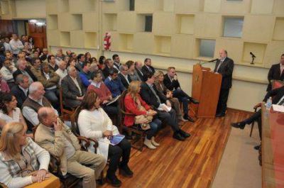 Importante decisi�n del gobernador Carlos Verna: �En Defensa del Trabajo Pampeano�
