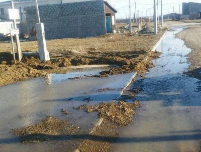 Empresa rompi� un ca�o de la red p�blica, dej� a cientos de familias sin agua y abandon� el lugar
