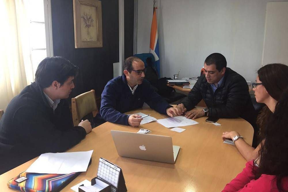 El presidente de la DPOSS se reuni� con uno de los creadores de �Aqua-fast�, el tanque pensado para solucionar los problemas de las viviendas con poco espacio.