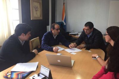 El presidente de la DPOSS se reuni� con uno de los creadores de �Aqua-fast�, el tanque pensado para solucionar los problemas de las viviendas con poco espacio.