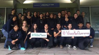 Mujeres de negro pararon durante una hora en oficinas privadas y p�blicas