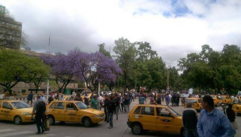 Taxistas se suman con su propia protesta