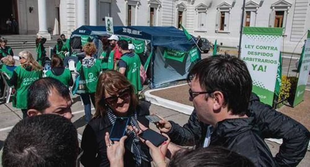 Instalan carpa docente frente a Legislatura por Ley antidespidos