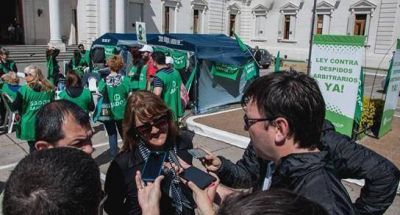 Instalan carpa docente frente a Legislatura por Ley antidespidos