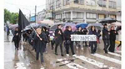 Bajo la lluvia, las pilarenses marcharon contra la violencia