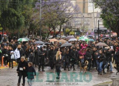 Multitudinarias marchas de #NiUnaMenos en distintos puntos de la provincia