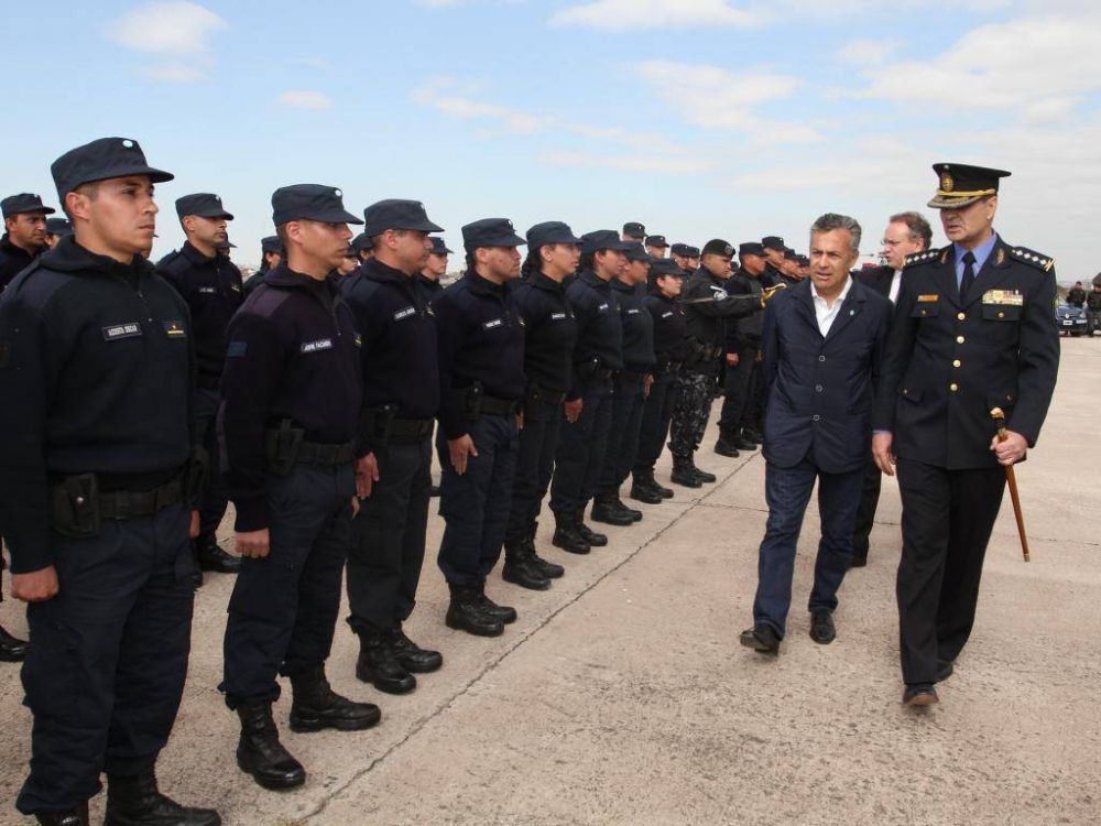 Sospechas por una millonaria compra directa de uniformes policiales