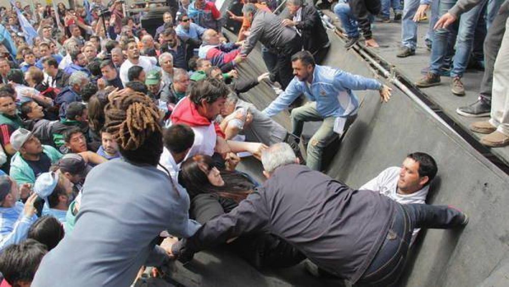 Crdoba: se cay un escenario durante una protesta de estatales