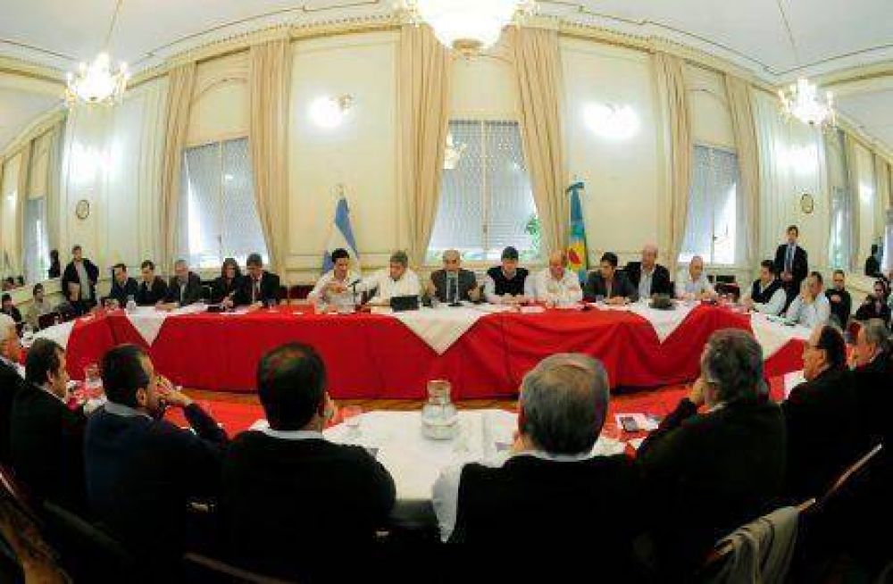 Presupuesto de la provincia de Buenos Aires: foro de intendentes radicales en el Senado