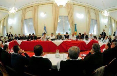 Presupuesto de la provincia de Buenos Aires: foro de intendentes radicales en el Senado
