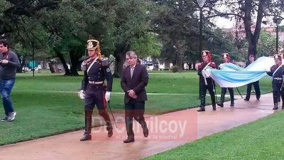 El Intendente iz� la Bandera Nacional junto a los Granaderos