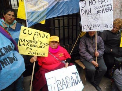Se encaden� en el Palacio Municipal reclamando promesa de trabajo incumplida