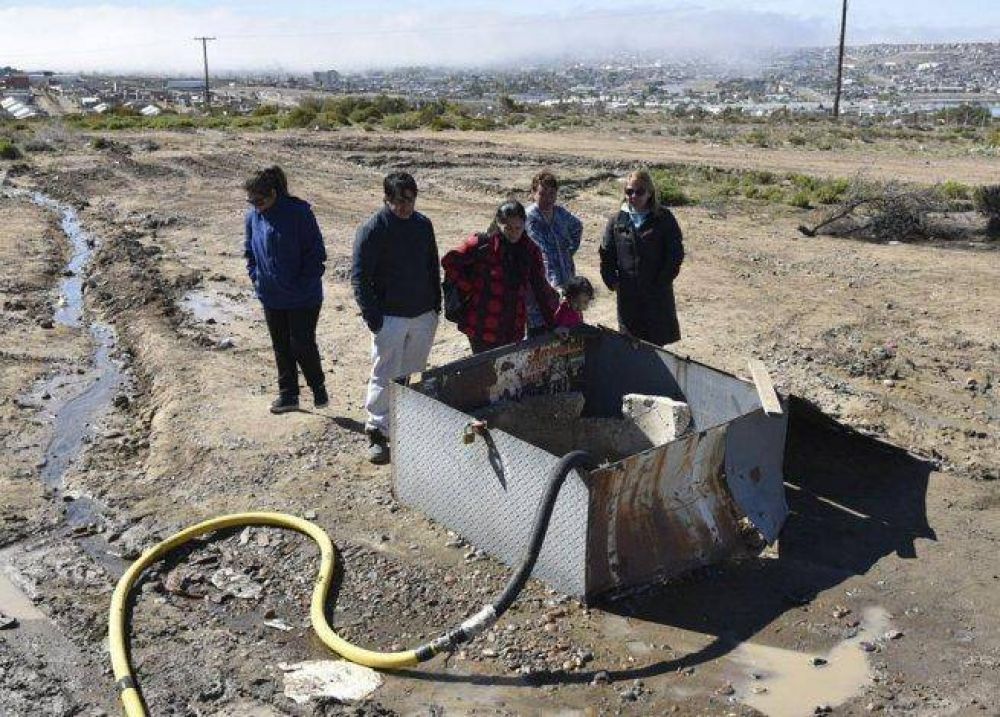 Habitantes de un barrio de Caleta bloquearon el cargadero de agua