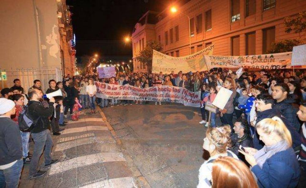 Alumnos de las escuelas nocturnas de Paran� marcharon para reclamar por sus derechos