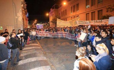 Alumnos de las escuelas nocturnas de Paran� marcharon para reclamar por sus derechos