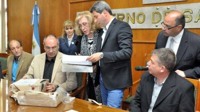 Dos empresas compiten para dotar de agua potable al norte de J�chal