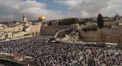Tras la resoluci�n de la Unesco, miles de jud�os se congregan ante el Muro de los Lamentos