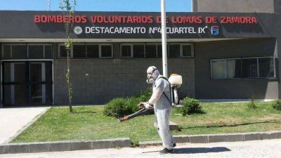 Fumigan en los barrios para prevenir el virus del dengue
