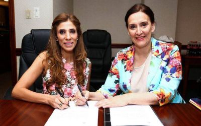 La Gobernadora firm� acuerdos para la concreci�n de m�s obras