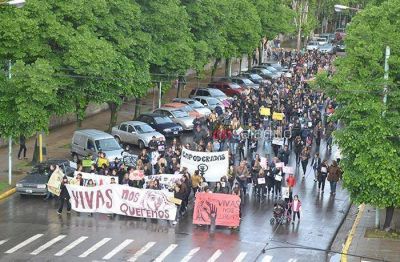 Multitudinaria marcha en Saladillo por #NiUnaMenosVivasNosQueremos