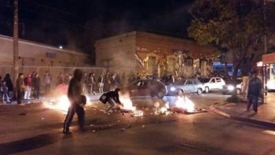 Protesta e incidentes en las estaciones de Once y Castelar por fallas en el tren Sarmiento