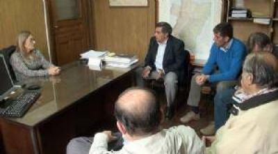 El gobernador form� una comisi�n para generar viviendas y empleos