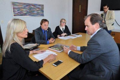 Bordet firm� convenios para obras de saneamiento en Paran� y Concordia