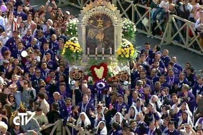 Francisco bendice a los peruanos y la imagen del Se�or de los Milagros