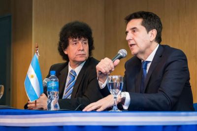 Melconian brind� una charla en San Mart�n, acompa�ado por el concejal Mollo