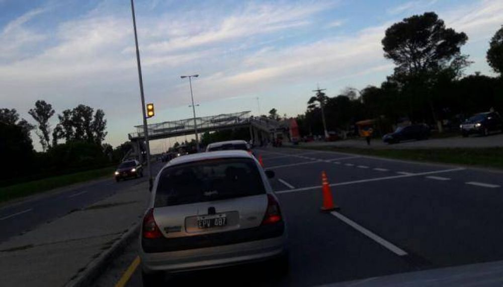 Hubo marcha lenta en la autov�a hacia Alta Gracia: vecinos protestaron por la basura