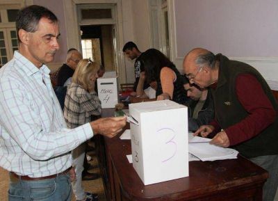 Gan� Frangul en la interna radical: Panella le ech� la culpa a la baja participaci�n de afiliados