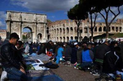 Musulmanes rezan ante el Coliseo para denunciar clausura de lugares de culto