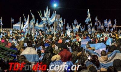 Con un multitudinario banderazo repudian maniobras militares en Malvinas