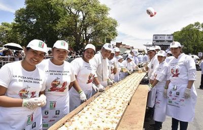 La pizza m�s larga del pa�s se elabor� en Salta con fines solidarios