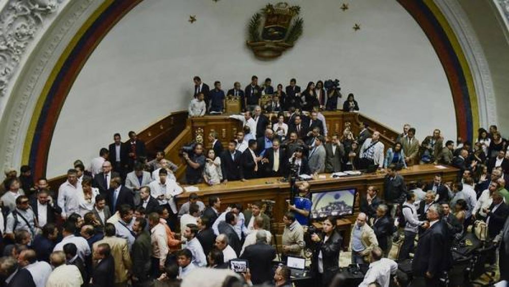 El Parlamento acus a Maduro de quebrar el orden constitucional