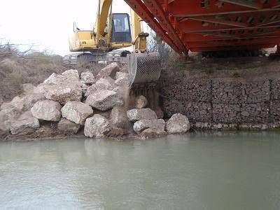 Atuel: con m�s de 100 viajes de tosca refuerzan el puente Los Vinchuqueros