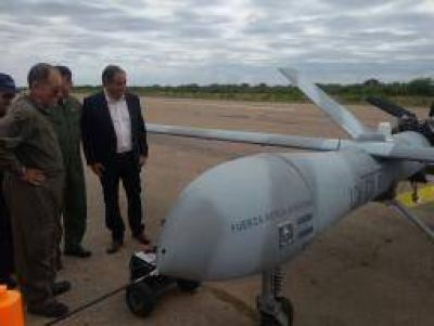 Julio Mart�nez promueve la fabricaci�n de aviones no tripulados