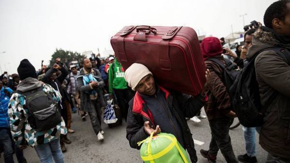Miles de refugiados dejan La Jungla, el mayor campo de “sin papeles” de Francia