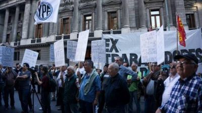 Incumplen ley de resarcimiento a ex trabajadores de YPF