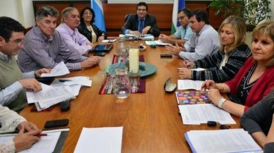 Suspenden los descuentos a los docentes y abren un debate salarial