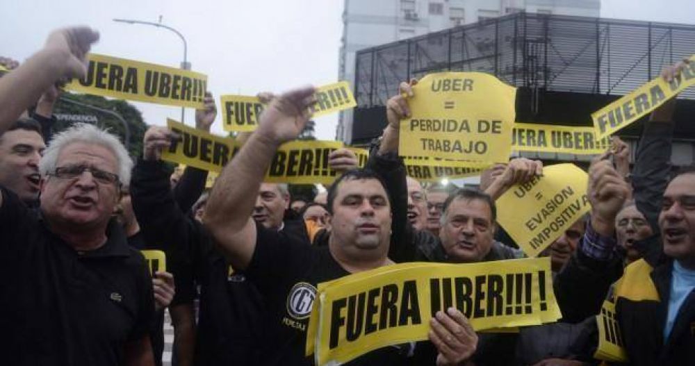 Duro revs para los taxistas: Uber es legal