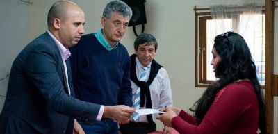 Barrera con concejal radical en la entrega de beneficios sociales