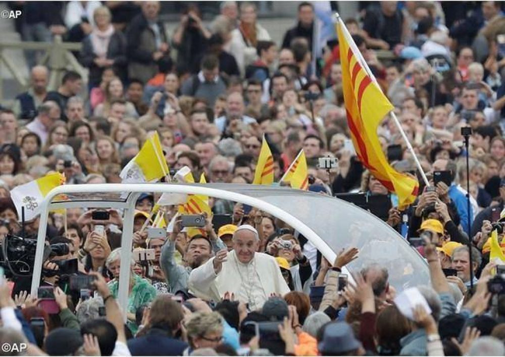El Papa en la catequesis: No a muros y barreras, solidaridad con los migrantes