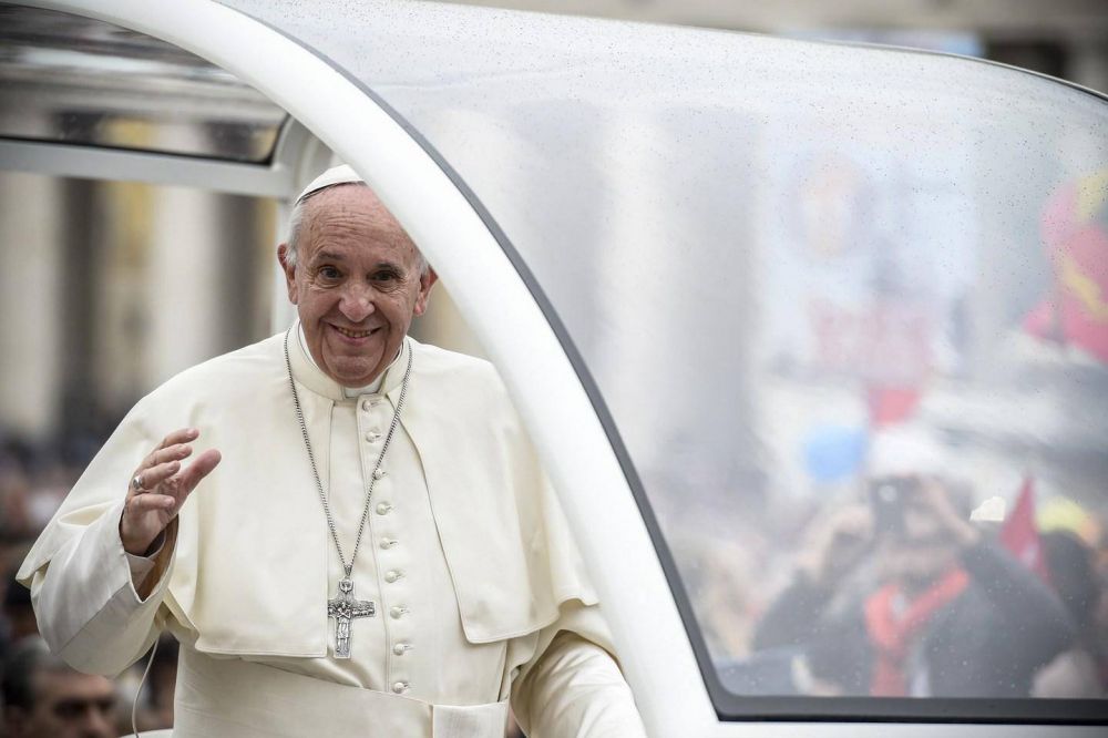 El Papa y la parbola de la samaritana y el refugiado sin zapatos