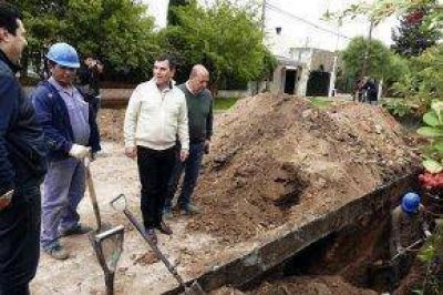 Recomenz� la obra de desag�es cloacales en el Barrio Ceferino Namuncur�
