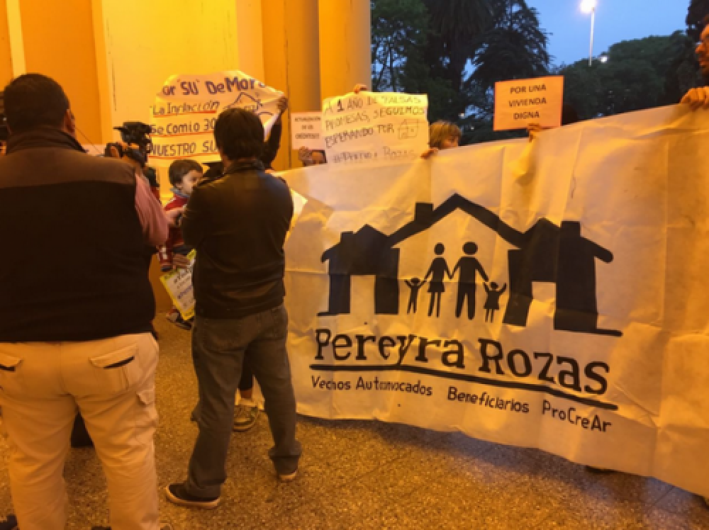 Beneficiarios del ex Pereyra Rozas se manifestaron en la Legislatura
