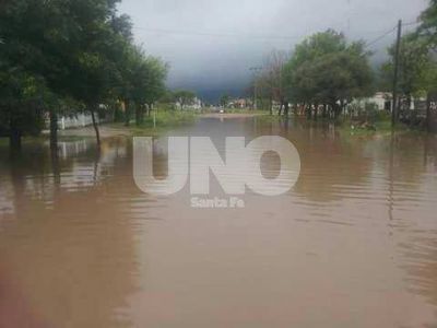 Caminos cortados y evacuados tras intensas lluvias en el norte
