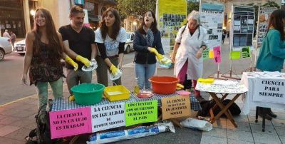 Cient�ficos lavaron los platos en Plaza Independencia contra el recorte de presupuesto